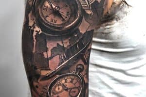 tatuajes de relojes y brujulas en el hombro