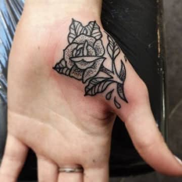 tatuajes de rosas en la mano en la palma