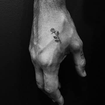 tatuajes de rosas en la mano para hombre