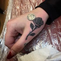 Tatuajes de rosas en la mano en el brazo y en la muñeca