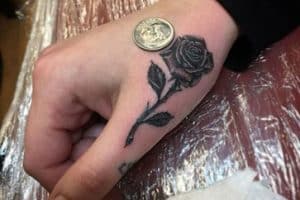 tatuajes de rosas en la mano para mujer