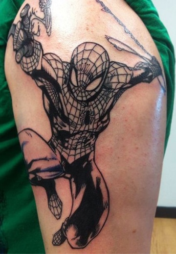 tatuajes del hombre araña en el hombro