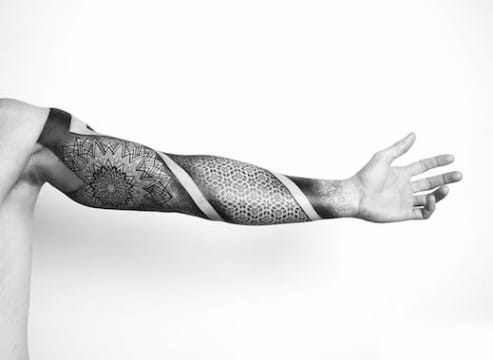 tatuajes elegantes para hombres en el brazo