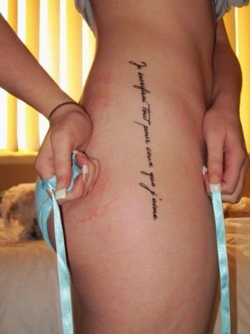 tatuajes en cadera para mujer frases