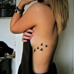 Imagenes de ideas tatuajes en el costado para mujeres
