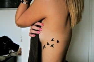 tatuajes en el costado para mujeres pequeños