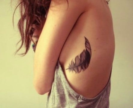 tatuajes en el costado para mujeres plumas