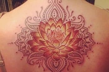 Tatuajes hindues para mujer y significado del unalome