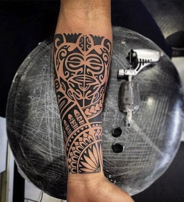 tatuajes maories en el brazo brazalete