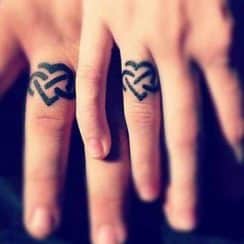 Tatuajes para parejas en los dedos pequeños y simbolicos