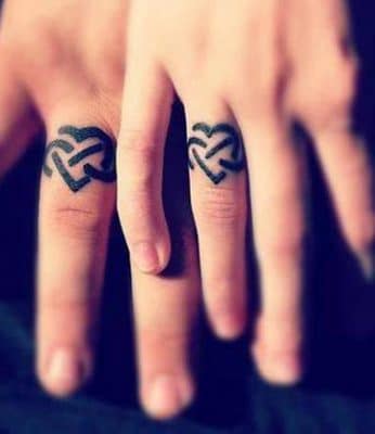 tatuajes para parejas en los dedos corazon