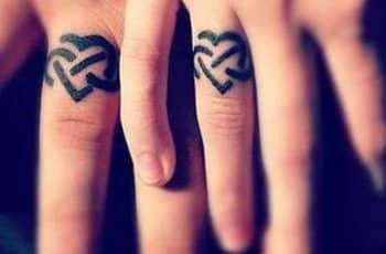 Tatuajes para parejas en los dedos pequeños y simbolicos