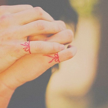 tatuajes para parejas en los dedos hilo rojo