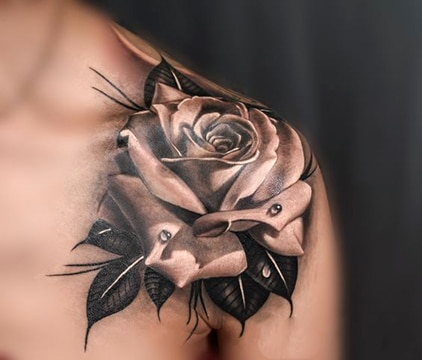 diseños de rosas para tatuar en hombro