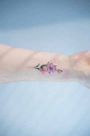 significado de flores en tatuajes pequeño