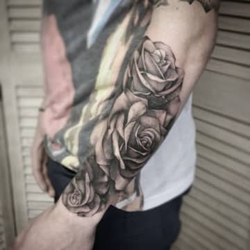 tattoos de rosas para hombres en el brazo