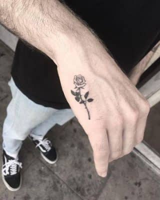 tattoos de rosas para hombres en la mano
