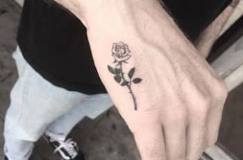 Tatuajes o tattoos de rosas para hombres en el brazo