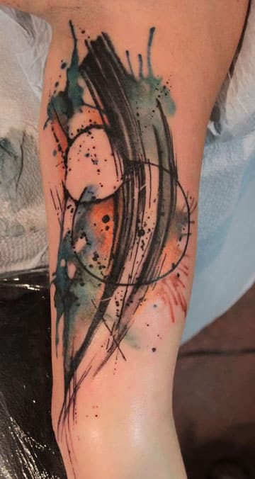 tatuajes abstractos para hombres ene l brazo