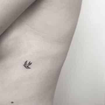 tatuajes al costado de los senos ave