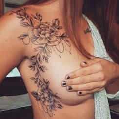 Ideas para tatuajes al costado de los senos para mujeres