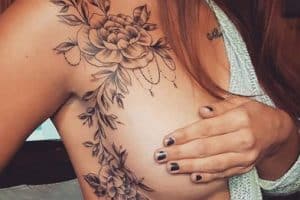 tatuajes al costado de los senos grande