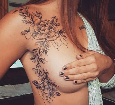 tatuajes al costado de los senos grande