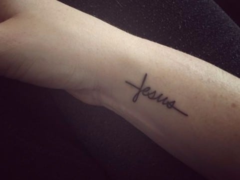 tatuajes con el nombre de jesus en el brazo