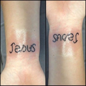 tatuajes con el nombre de jesus en la muñeca
