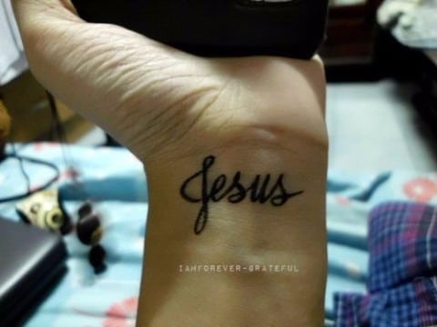 tatuajes con el nombre de jesus para mujeres