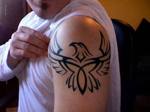 tatuajes de aguilas tribales en el hombro