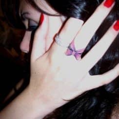 Tatuajes de anillos en los dedos entrelazados de compromiso
