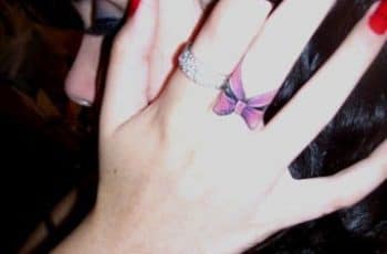 Tatuajes de anillos en los dedos entrelazados de compromiso