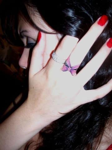 tatuajes de anillos en los dedos de la mano