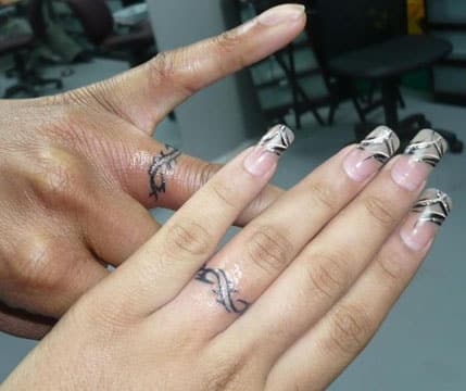 tatuajes de anillos para parejas diseño