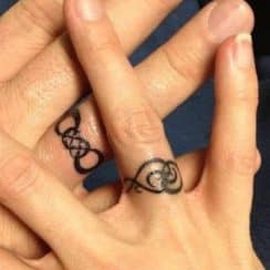 Tatuajes de anillos para parejas de compromiso en los dedos
