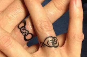 Tatuajes de anillos para parejas de compromiso en los dedos