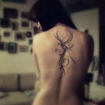 tatuajes de ave fenix en la espalda