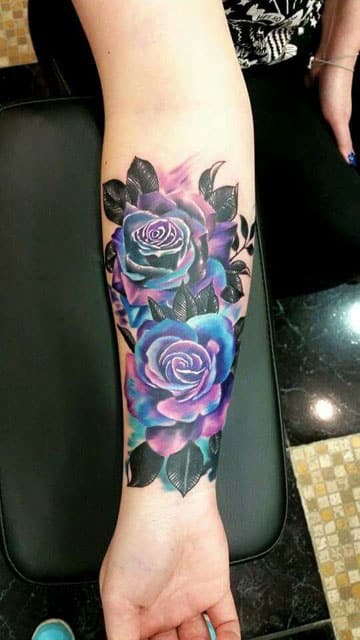 tatuajes de colores para mujeres brazo