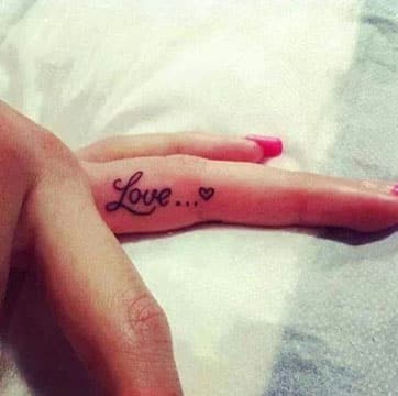 tatuajes de corazones en los dedos con palabras