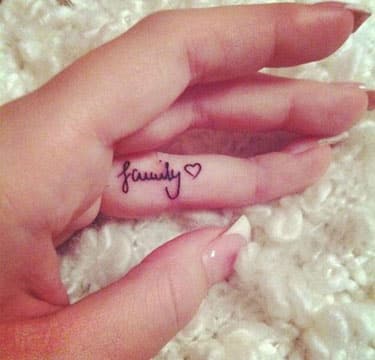 tatuajes de corazones en los dedos de la mano