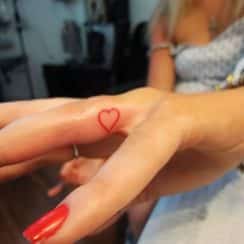 Tatuajes de corazones en los dedos para mujeres y hombres