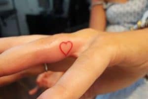 tatuajes de corazones en los dedos imagenes