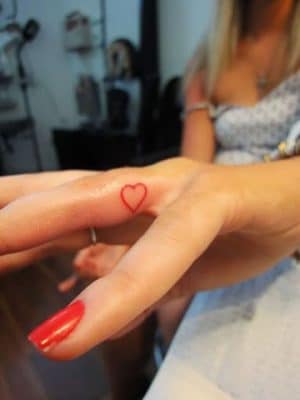 tatuajes de corazones en los dedos imagenes