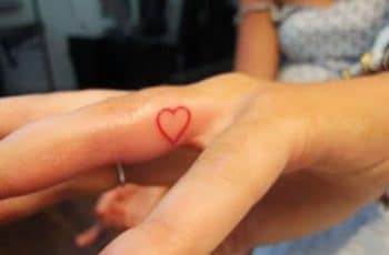 Tatuajes de corazones en los dedos para mujeres y hombres