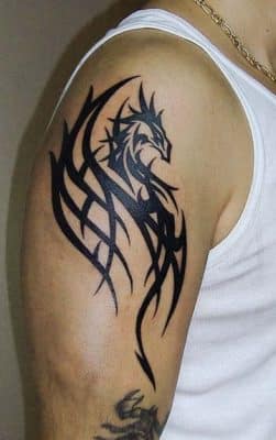 tatuajes de dragones tribales en el brazo