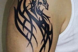 tatuajes de dragones tribales en el brazo