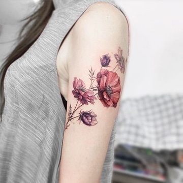 tatuajes de flores a color hombro