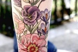 tatuajes de flores a color pierna