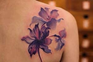 tatuajes de flores en acuarela en el hombro